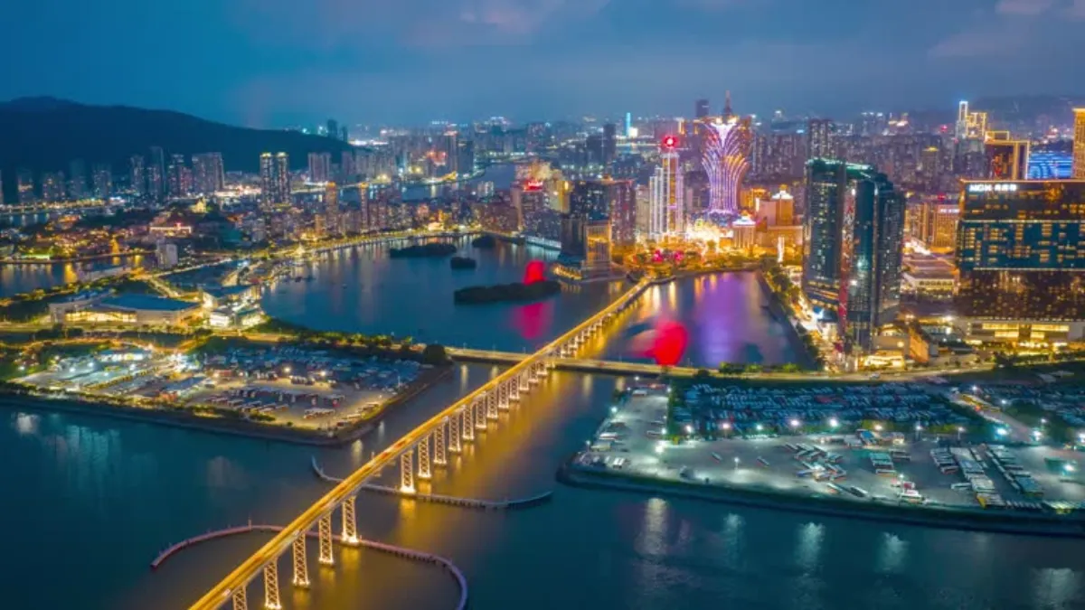 澳门天际线全景航拍，展现豪华酒店群和海岸线